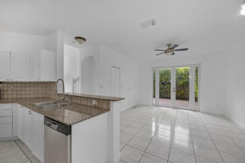 House in Doral, Florida 3 bedrooms, 186.45 sq.m. № 1964179 - photo 15