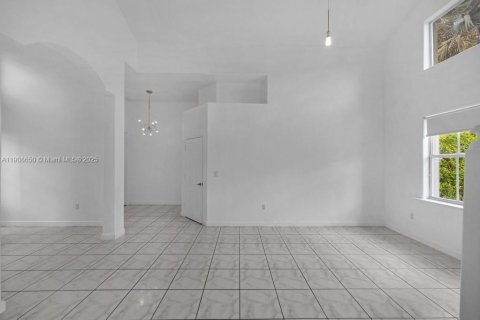 House in Doral, Florida 3 bedrooms, 186.45 sq.m. № 1964179 - photo 9
