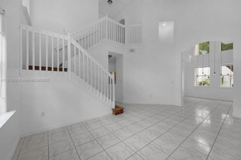 House in Doral, Florida 3 bedrooms, 186.45 sq.m. № 1964179 - photo 7