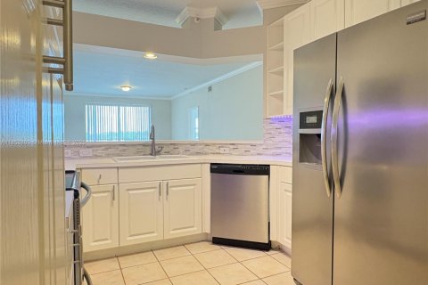 Снять в аренду кондоминиум в Дорал, Флорида 2 спальни, 157.93м2, № 1867356 - фото 1