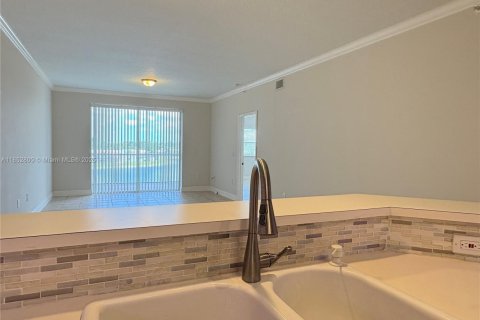 Снять в аренду кондоминиум в Дорал, Флорида 2 спальни, 157.93м2, № 1867356 - фото 8