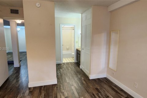 Снять в аренду кондоминиум в Лодерхилл, Флорида 1 спальня, 74.32м2, № 1999806 - фото 13