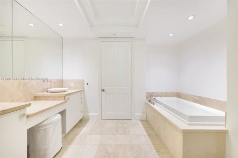 Condo in Bal Harbour, Florida, 2 bedrooms  № 1953780 - photo 11