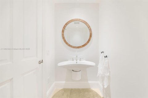 Condo in Bal Harbour, Florida, 2 bedrooms  № 1953780 - photo 14