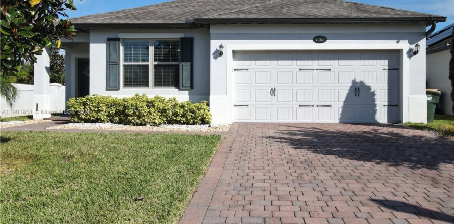 House in Saint Cloud, Florida 4 bedrooms № 1953791