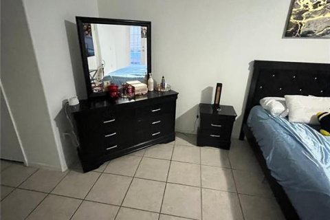 Casa en venta en Kissimmee, Florida, 5 dormitorios, 213.68 m2 № 2232346 - foto 8