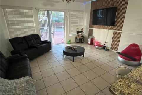 Casa en venta en Kissimmee, Florida, 5 dormitorios, 213.68 m2 № 2232346 - foto 4