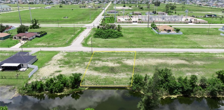 Immobilier commercial à Cape Coral, Floride № 1939596