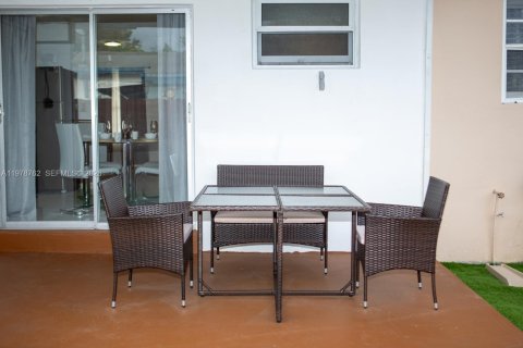 Снять в аренду виллу или дом в Халландейл-Бич, Флорида 2 спальни, 83.8м2, № 2050267 - фото 14