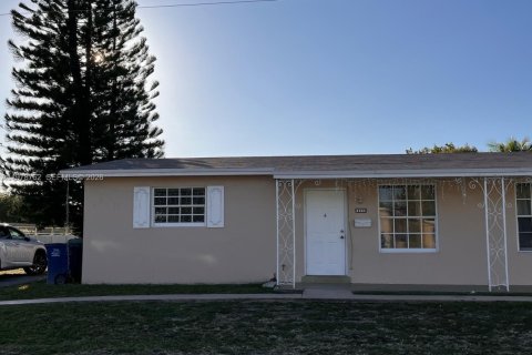 Дом в Халландейл-Бич, Флорида 2 спальни, 83.8м2 № 2050267