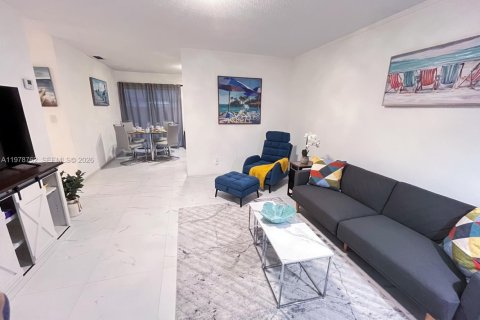 Снять в аренду виллу или дом в Халландейл-Бич, Флорида 2 спальни, 83.8м2, № 2050267 - фото 2
