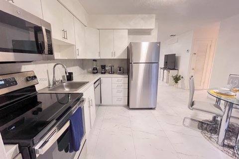 Снять в аренду виллу или дом в Халландейл-Бич, Флорида 2 спальни, 83.8м2, № 2050267 - фото 3