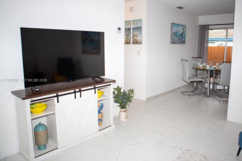 Снять в аренду виллу или дом в Халландейл-Бич, Флорида 2 спальни, 83.8м2, № 2050267 - фото 18