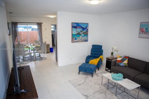 Снять в аренду виллу или дом в Халландейл-Бич, Флорида 2 спальни, 83.8м2, № 2050267 - фото 15