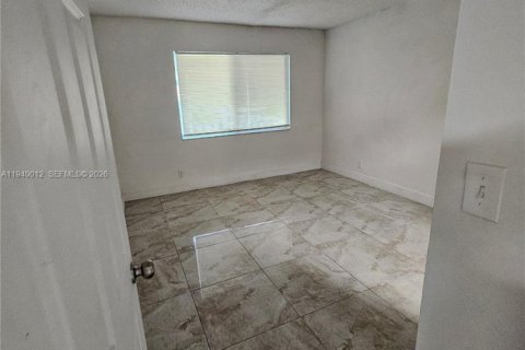 Снять в аренду виллу или дом в Лодерхилл, Флорида 3 спальни, 334.45м2, № 1997313 - фото 4