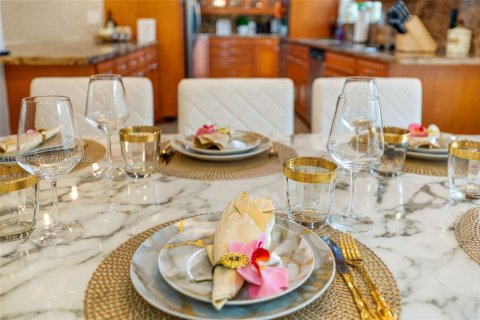 Снять в аренду виллу или дом в Лодердейл-бай-те-Си, Флорида 5 спален, 226.68м2, № 2004998 - фото 2