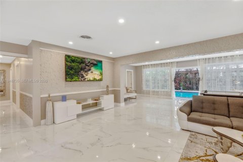 Снять в аренду виллу или дом в Лодердейл-бай-те-Си, Флорида 5 спален, 226.68м2, № 2004998 - фото 17