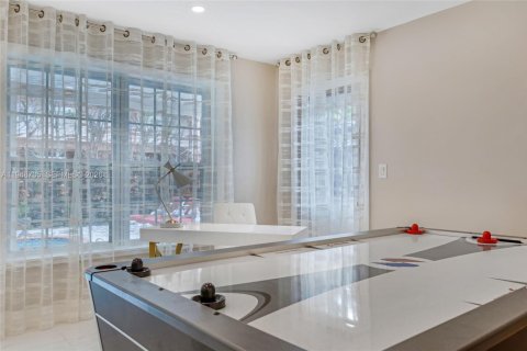 Снять в аренду виллу или дом в Лодердейл-бай-те-Си, Флорида 5 спален, 226.68м2, № 2004998 - фото 19