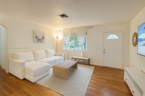Villa ou maison à louer à North Miami, Floride: 4 chambres, 148.64 m2 № 1931276 - photo 2