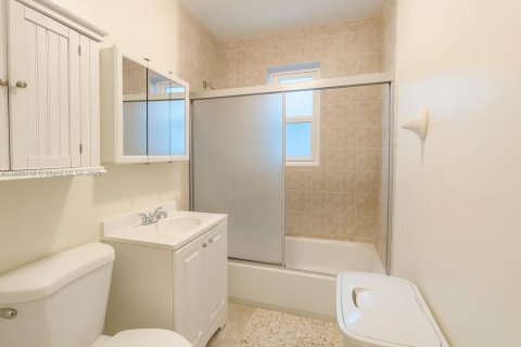 Villa ou maison à louer à North Miami, Floride: 4 chambres, 148.64 m2 № 1931276 - photo 9