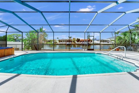 House in Apollo Beach, Florida 3 bedrooms, 137.5 sq.m. № 2094736 - photo 30