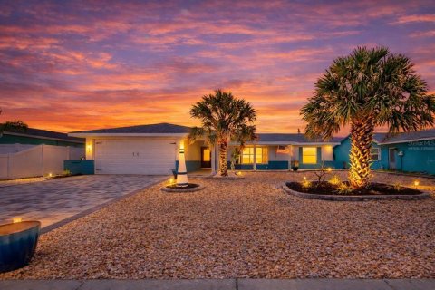 House in Apollo Beach, Florida 3 bedrooms, 137.5 sq.m. № 2094736 - photo 2