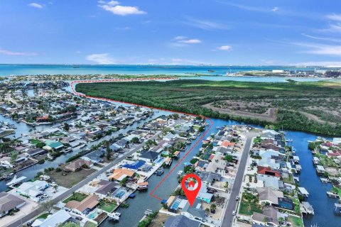 House in Apollo Beach, Florida 3 bedrooms, 137.5 sq.m. № 2094736 - photo 5