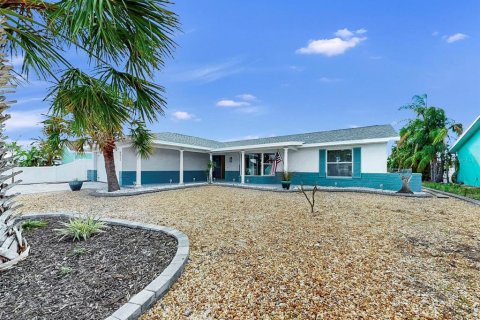 House in Apollo Beach, Florida 3 bedrooms, 137.5 sq.m. № 2094736 - photo 3