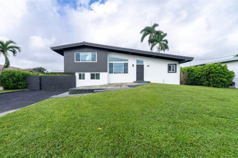House in Fort Lauderdale, Florida 3 bedrooms, 145.11 sq.m. № 1435819 - photo 1