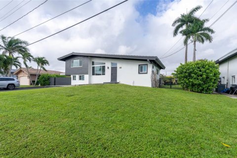 House in Fort Lauderdale, Florida 3 bedrooms, 145.11 sq.m. № 1435819 - photo 3