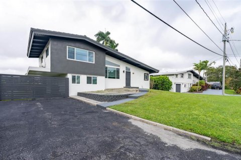 House in Fort Lauderdale, Florida 3 bedrooms, 145.11 sq.m. № 1435819 - photo 2