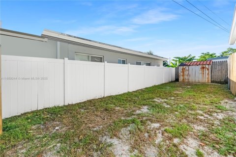 Commercial property in Hollywood, Florida 198.44 sq.m. № 1888313 - photo 26