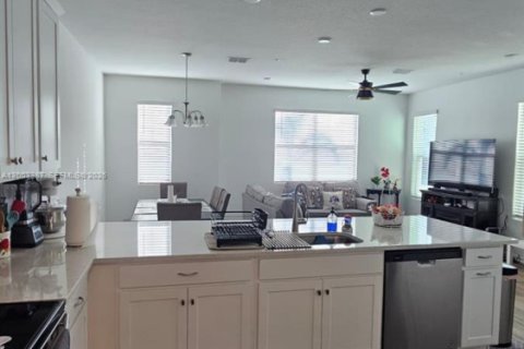 Снять в аренду таунхаус в Орландо, Флорида 3 спальни, № 2066599 - фото 3