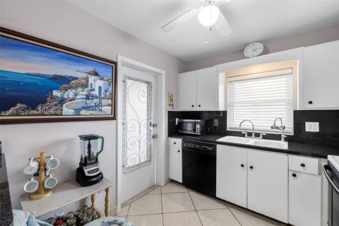 Condo in Hollywood, Florida, 2 bedrooms № 1943500 - photo 3