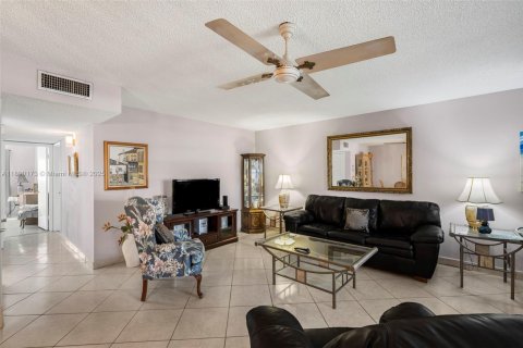 Condo in Hollywood, Florida, 2 bedrooms № 1943500 - photo 4