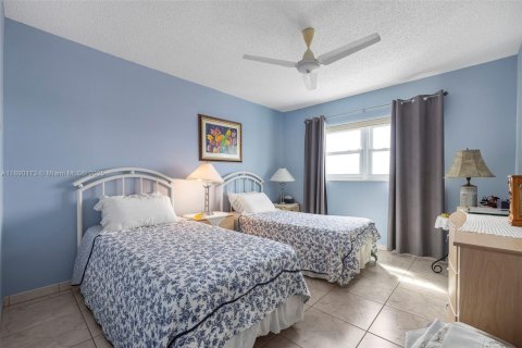 Condo in Hollywood, Florida, 2 bedrooms № 1943500 - photo 13