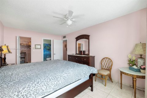 Condo in Hollywood, Florida, 2 bedrooms № 1943500 - photo 10