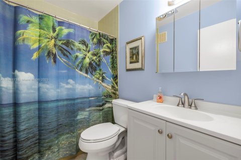 Condo in Hollywood, Florida, 2 bedrooms № 1943500 - photo 12