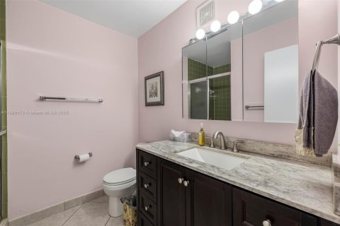 Condo in Hollywood, Florida, 2 bedrooms № 1943500 - photo 16