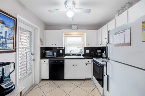 Condo in Hollywood, Florida, 2 bedrooms № 1943500 - photo 1