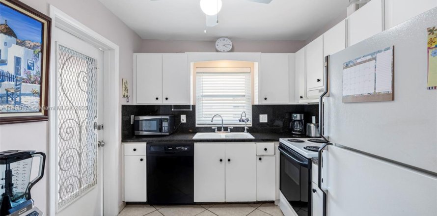 Condo in Hollywood, Florida, 2 bedrooms № 1943500