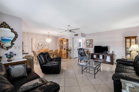 Condo in Hollywood, Florida, 2 bedrooms № 1943500 - photo 7