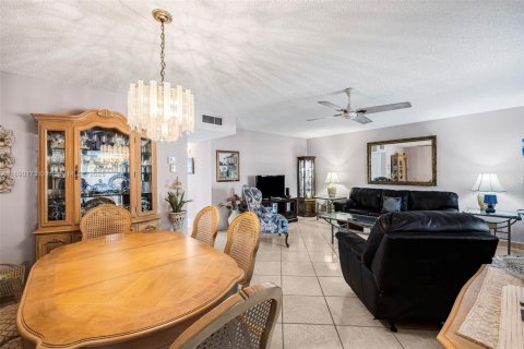 Condo in Hollywood, Florida, 2 bedrooms № 1943500 - photo 8