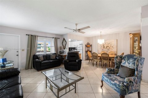 Condo in Hollywood, Florida, 2 bedrooms № 1943500 - photo 6