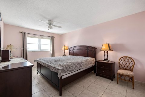 Condo in Hollywood, Florida, 2 bedrooms № 1943500 - photo 9