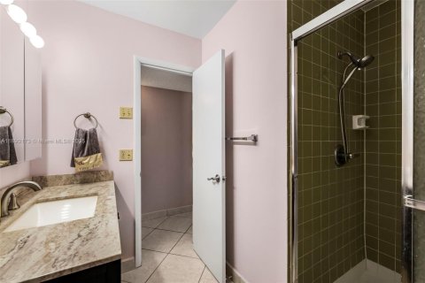 Condo in Hollywood, Florida, 2 bedrooms № 1943500 - photo 15