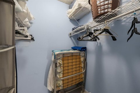 Condo in Hollywood, Florida, 2 bedrooms № 1943500 - photo 14