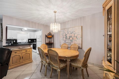 Condo in Hollywood, Florida, 2 bedrooms № 1943500 - photo 5