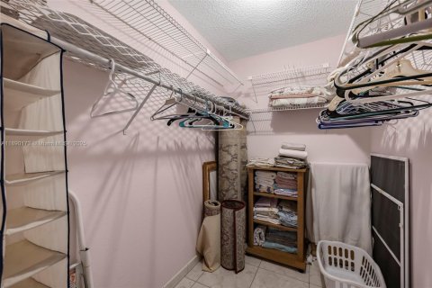 Condo in Hollywood, Florida, 2 bedrooms № 1943500 - photo 11