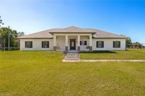 House in LaBelle, Florida 5 bedrooms, 285.21 sq.m. № 1715674 - photo 3